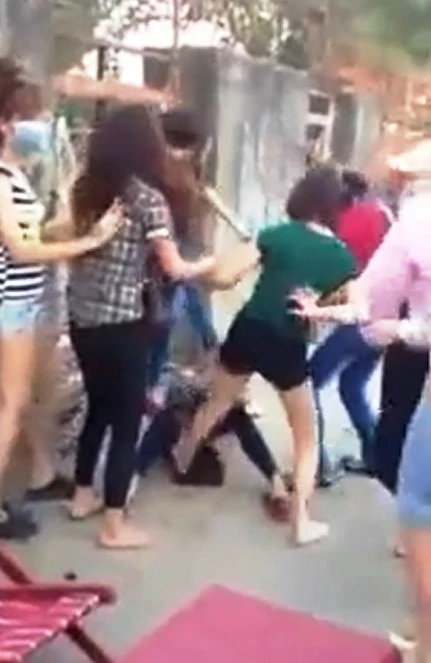 Nữ sinh chủ mưu đánh hội đồng thiếu nữ đã đến công an trình diện ảnh 1